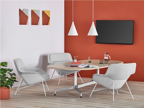 Cómodo espacio para reuniones con Sillones Striad y una mesa baja para conferencias.