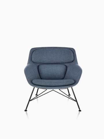 Vista frontal de una silla baja con respaldo Striad en tapicería azul con base de alambre.