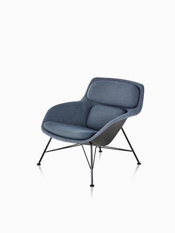 Vista en tres cuartos de una silla baja con respaldo Striad en tapizado azul con base de alambre.