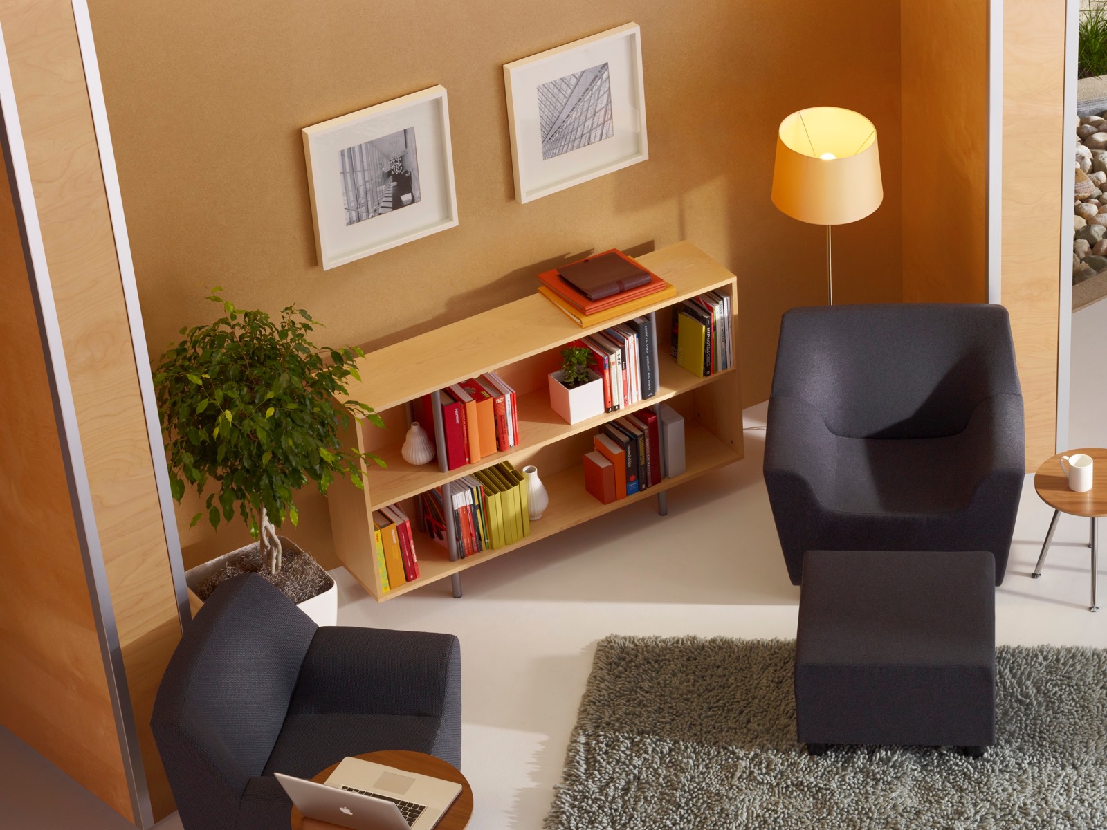 Ambiente residencial con sillas club Swoop negras. Ambiente residencial con sillas club Swoop negras.