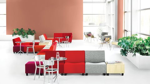 Espacio de reunión con Swoop Lounge Furniture, componentes de asientos modulares y sillones. Espacio de reunión con Swoop Lounge Furniture, componentes de asientos modulares y sillones.