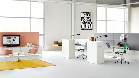 Un entorno que muestra Canvas Office Landscape con torres personales Tu Wood y algunas sillas Setu con una zona de estar informal a un lado.