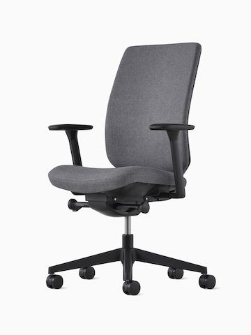 Silla Verus con asiento tapizado en gris oscuro y respaldo tapizado en gris oscuro.
