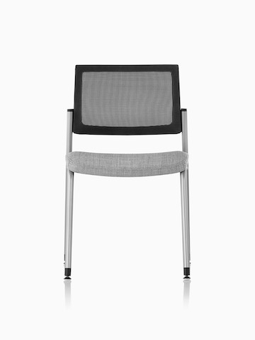Vista de frente de una silla de visita Verus en gris con respaldo de suspensión en gris y estructura en negro, sin brazos.