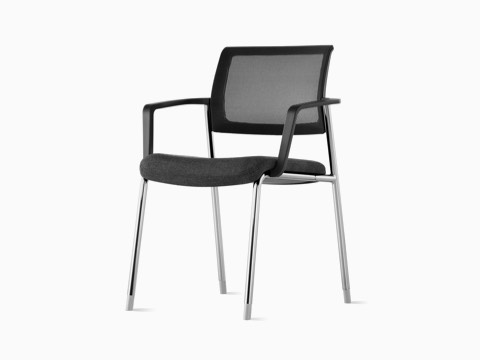 Silla de visita Verus en negro con brazos y respaldo de suspensión en negro desde un ángulo. Silla de visita Verus en negro con brazos y respaldo de suspensión en negro desde un ángulo.
