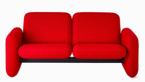 Visão frontal de um sofá de 2 lugares do Grupo de Sofás Modulares Wilkes em vermelho. Visão frontal de um sofá de 2 lugares do Grupo de Sofás Modulares Wilkes em vermelho.