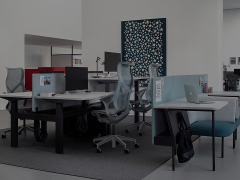 Mesas Ratio com cadeiras Cosm de encosto alto no showroom da Herman Miller em Milão.